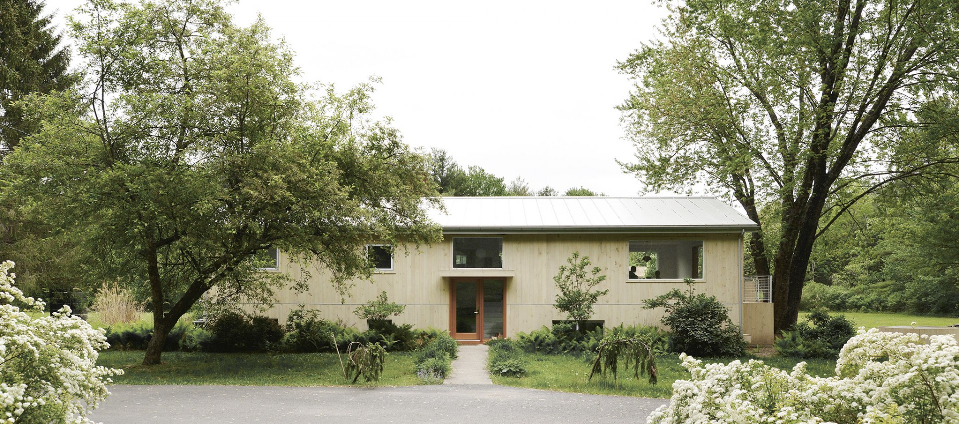 Renovation of a country house. Pine Lane House by Ballman Khapalova ...