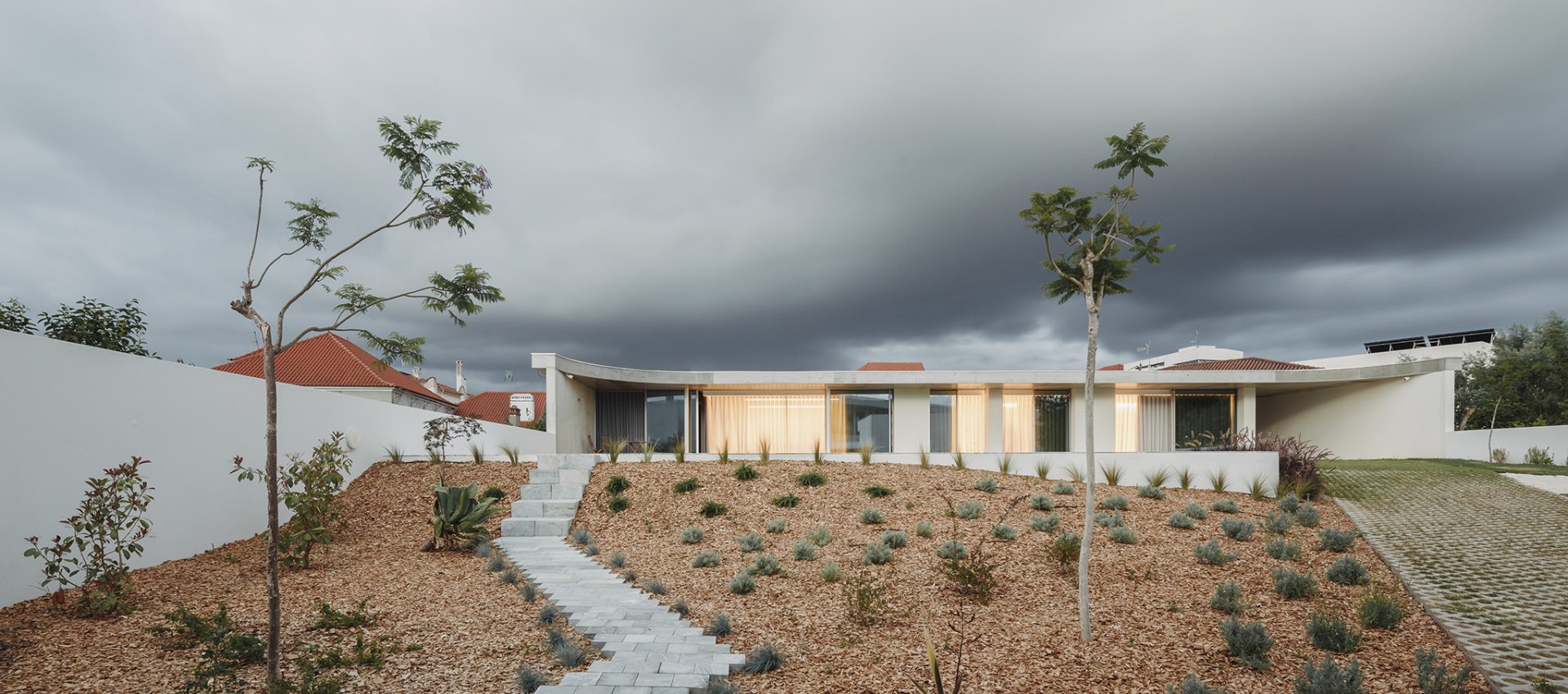 Un patio central como nucleo. Casa Âmago por Bruno Dias