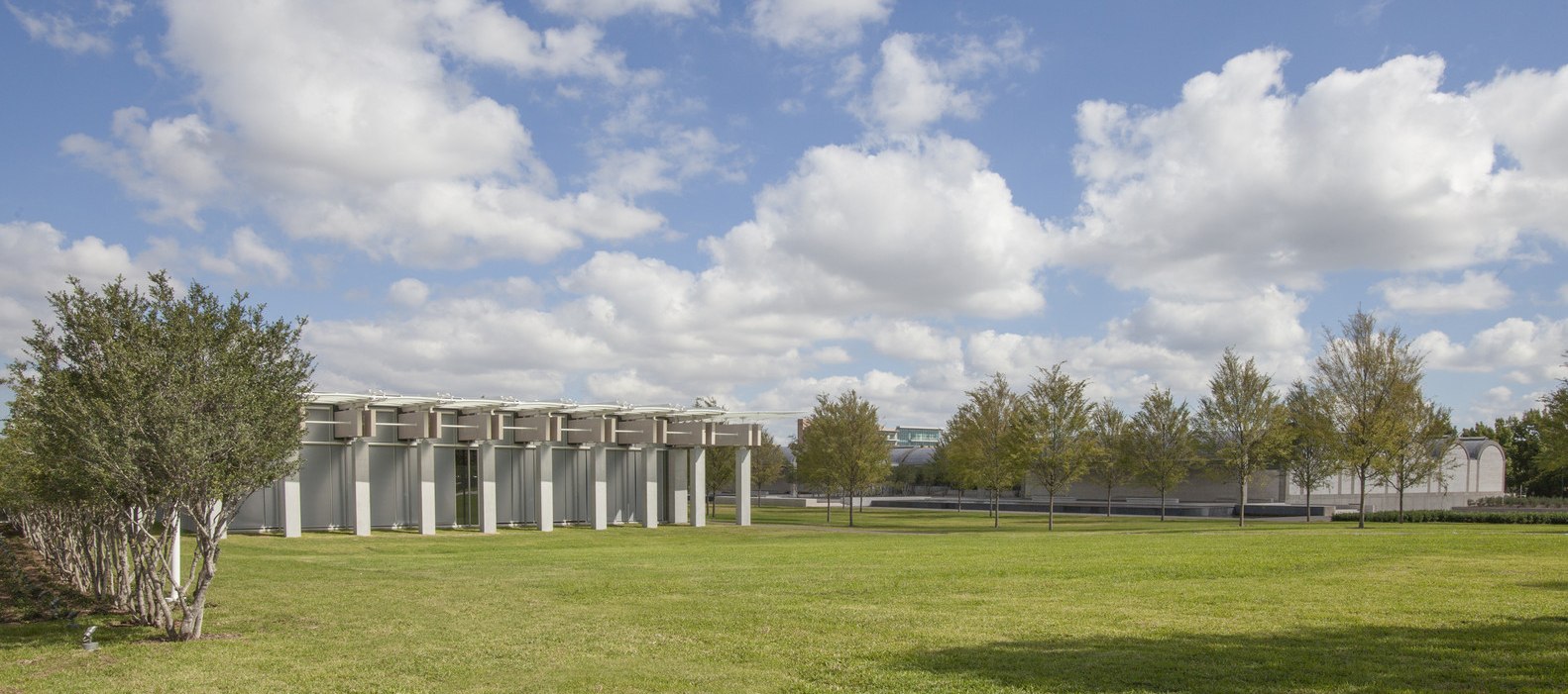Pavilion by Renzo Piano in the Kimbell Art Museum | METALOCUS