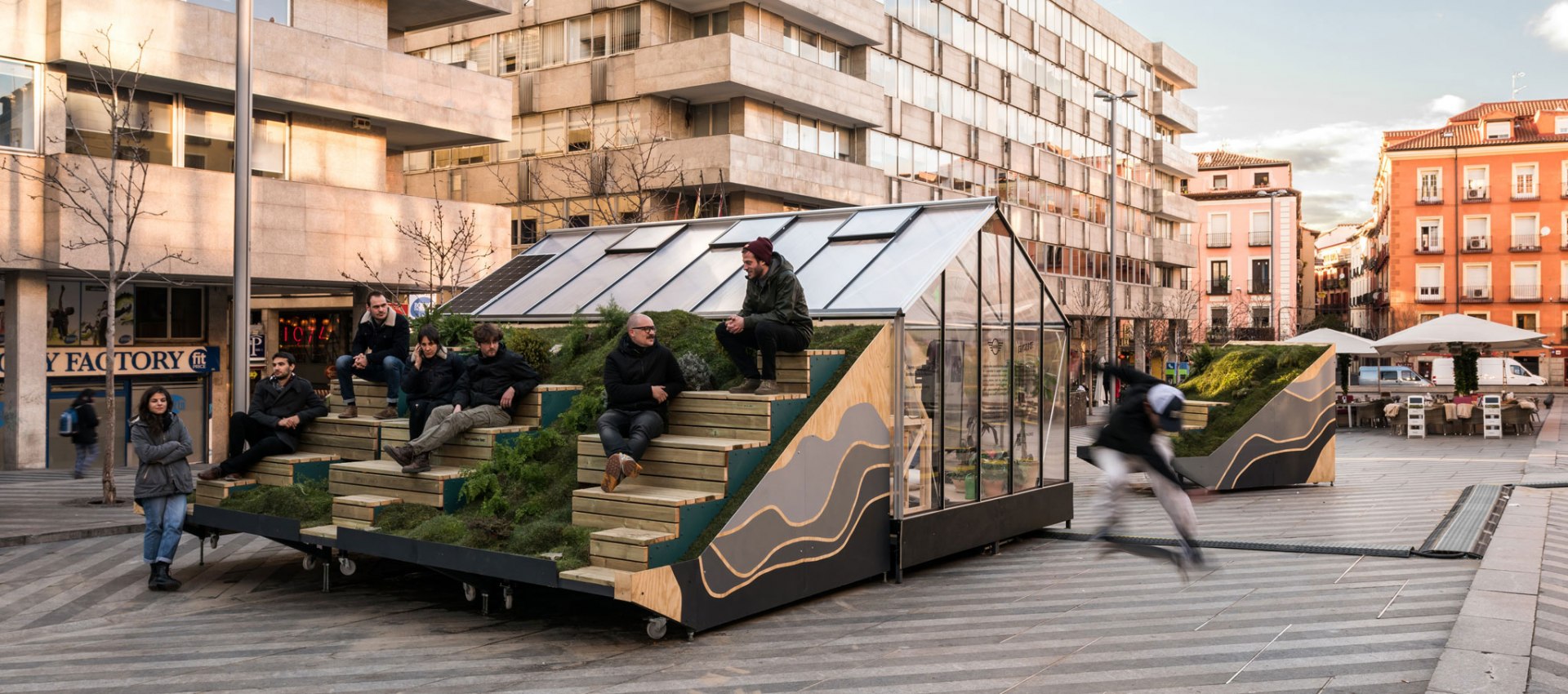 アート・デザイン・音楽 Photographers from the Madrid School Mountain on the Moon by Enorme Estudio | METALOCUS