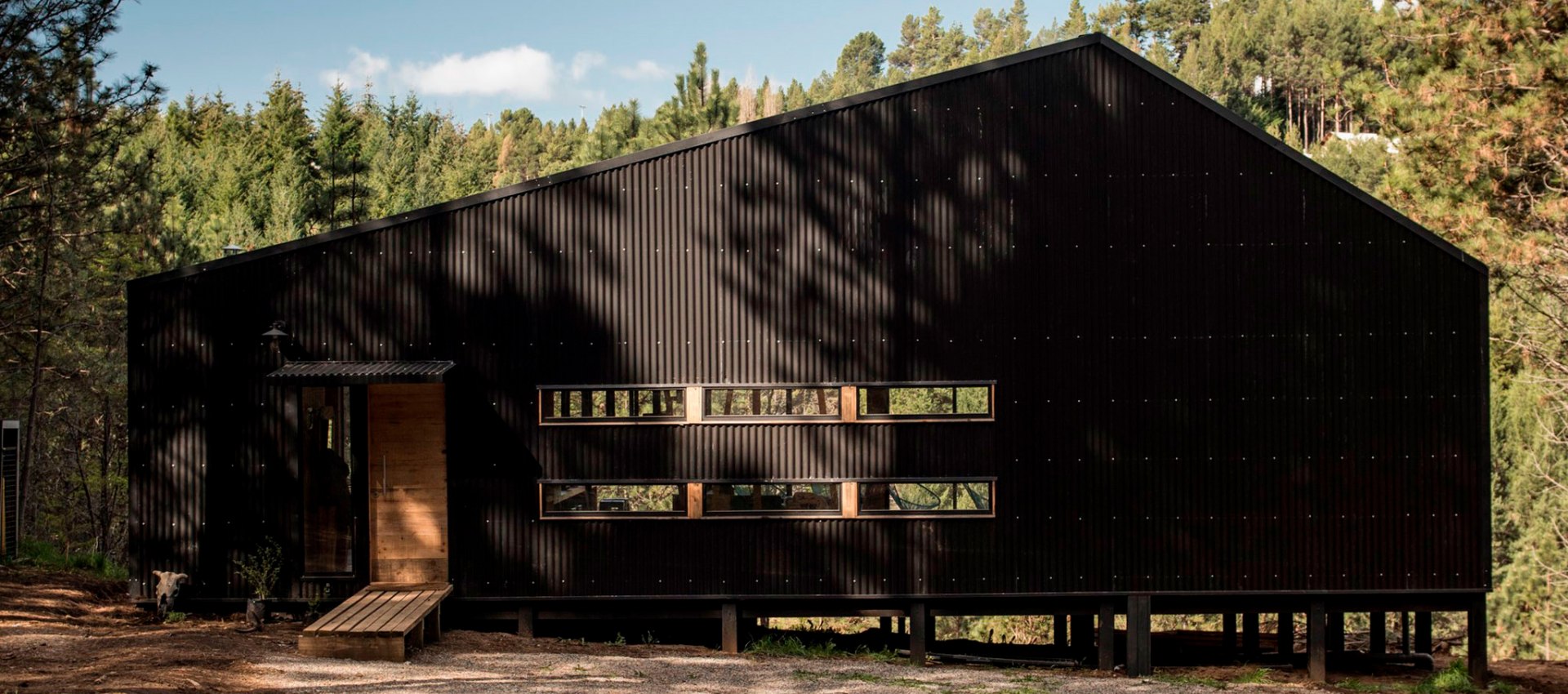 Living looking at the Patagonian forest. La Quimera house by Ruca ...