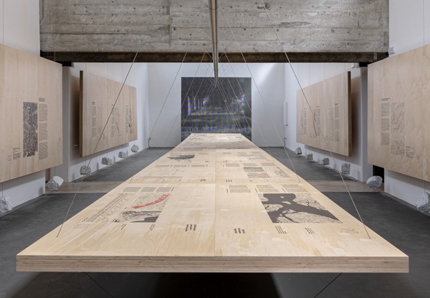 Vista de la instalación en el Pabellón de Brasil de la XIX Bienal de Arquitectura de Venecia, parte de la exposición (RE)INVENCIÓN. Fotografía de ReportArch - Andrea Ferro, cortesía de la Fundación Bienal de São Paulo