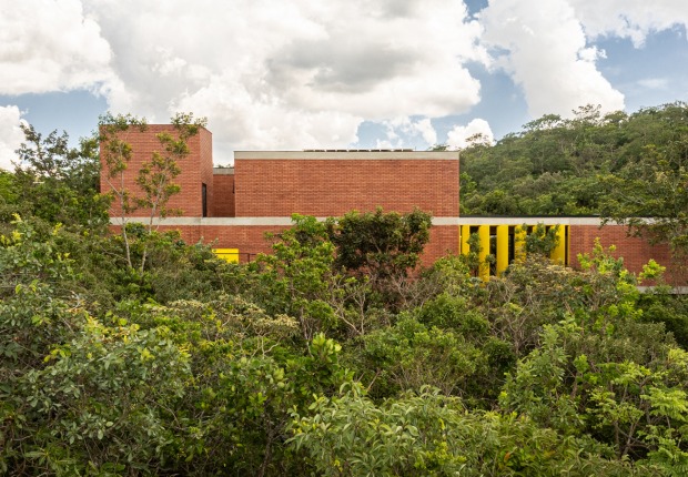 Casa de los 7 árboles por Hersen Mendes Arquitetura. Fotografía por Joana França