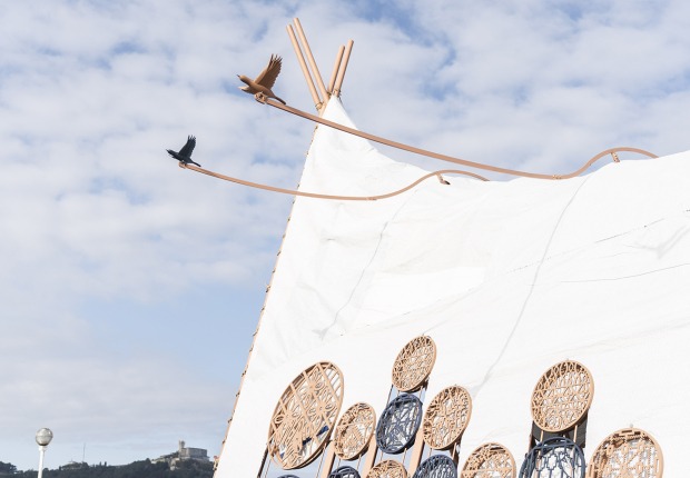 Levedad y denuncia: el bordado como utopía en femenino por Izaskun Chinchilla Architects. Fotografía por Mikel Blasco. Imagen cortesía por Mugak/2025 Levedad y denuncia: el bordado como utopía en femenino por Izaskun Chinchilla Architects. Fotografía por Mikel Blasco. Imagen cortesía por Mugak/2025