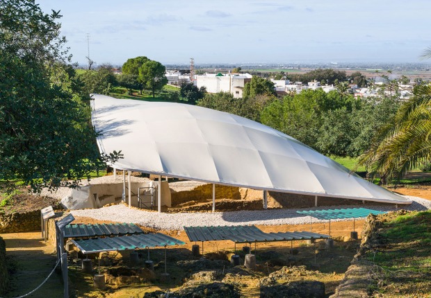 Cover for the Tombs of Postumio and Tres Puertas by Nd_Arquitectos. Photograph by Jesús Granada