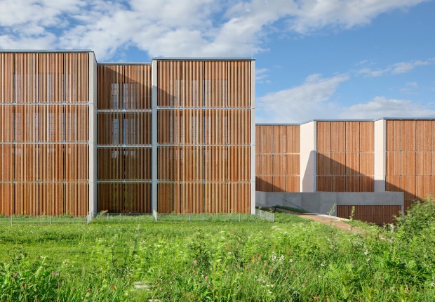 Viviendas de Madera Žďár por Kuba & Pilař architekti. Fotografía por BoysPlayNice