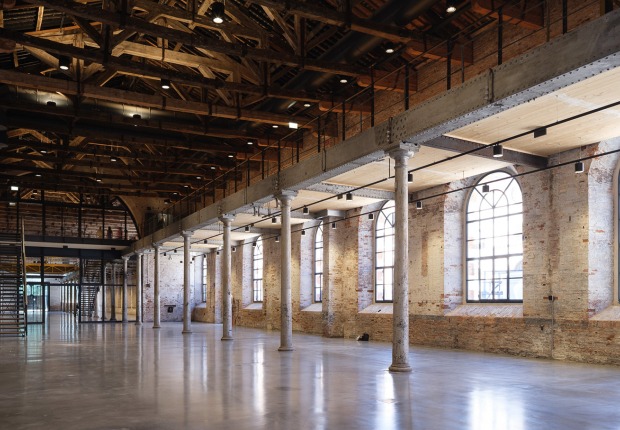 Nuevo Archivo Histórico – Centro Internacional de Investigación sobre Arte Contemporáneo en el Arsenale. Fotografía de Andrea Avezzù. Cortesía de La Biennale di Venezia