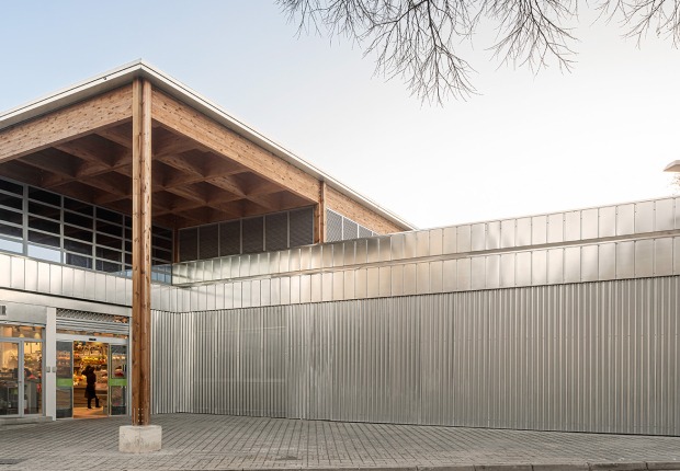 Horta Provisional Market, by Ravetllat Arquitectura + Carles Enrich Studio. Photograph by Adrià Goula + Carles Enrich 