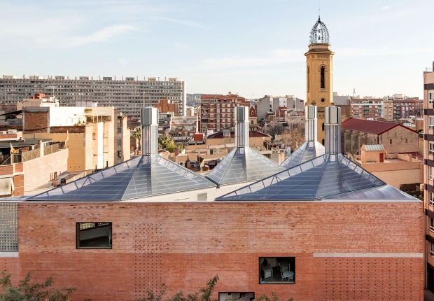 Cristalleries Planell Civic Center by H Arquitectes. Photograph by Adrià Goula