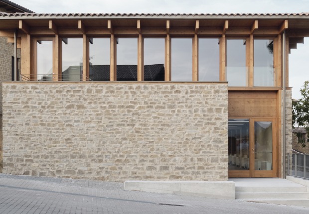 Multi-purpose building by Araiz Floristán Arquitectos. Photograph by Ondarraitz