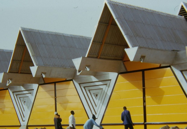 Centro Internacional del Comercio Exterior de Sénégal (CICES), Dakar, Senegal. 1971–74. Jean-François Lamoureux (n. 1943) y Jean Louis Marin (n. 1943). 1974. Fotografía de Michel Fegyveres