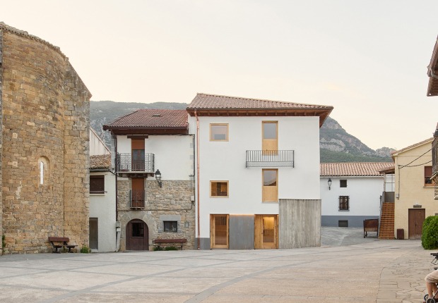 Hotel en Sigüés por Sebastián Arquitectos. Fotografía por Iñaki Bergera   