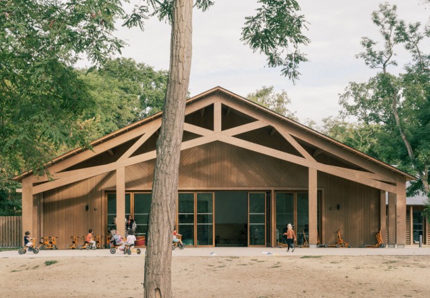 Centro de Ocio Bois de Cergy por PLURIEL[LES] ARCHITECTES. Fotografía por Charly Broyez
