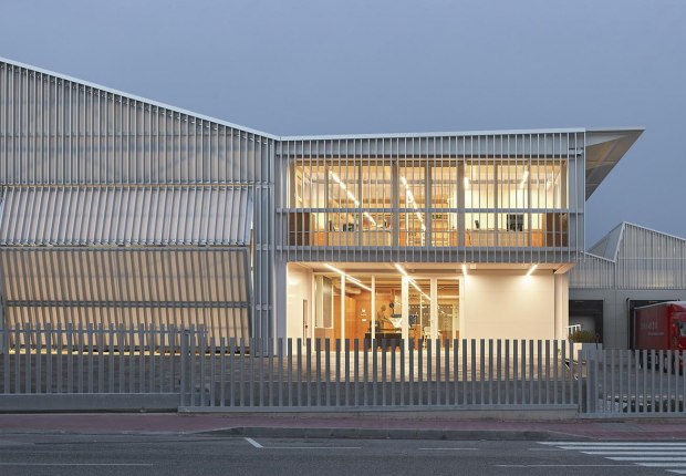 Envabox Factory and Office Expansion by Estudio Alberto Burgos. Photograph by Mariela Apollonio