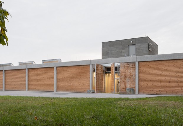 Base de servicios técnicos de Lysolaje por Progres architekti. Fotografía por Alex Shoots Buildings