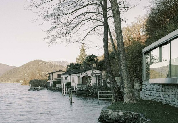 Reforma de una vivienda de vacaciones en el lago de Lugano por Raffaele Cammarata arquitecto. Fotografía por Simone Bossi