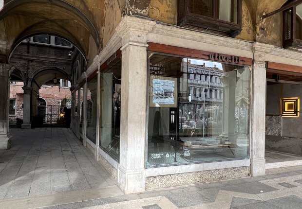 Sala de exposición de Olivetti en Piazza San Marco por Carlo Scarpa. Fotografía por José Juan Barba