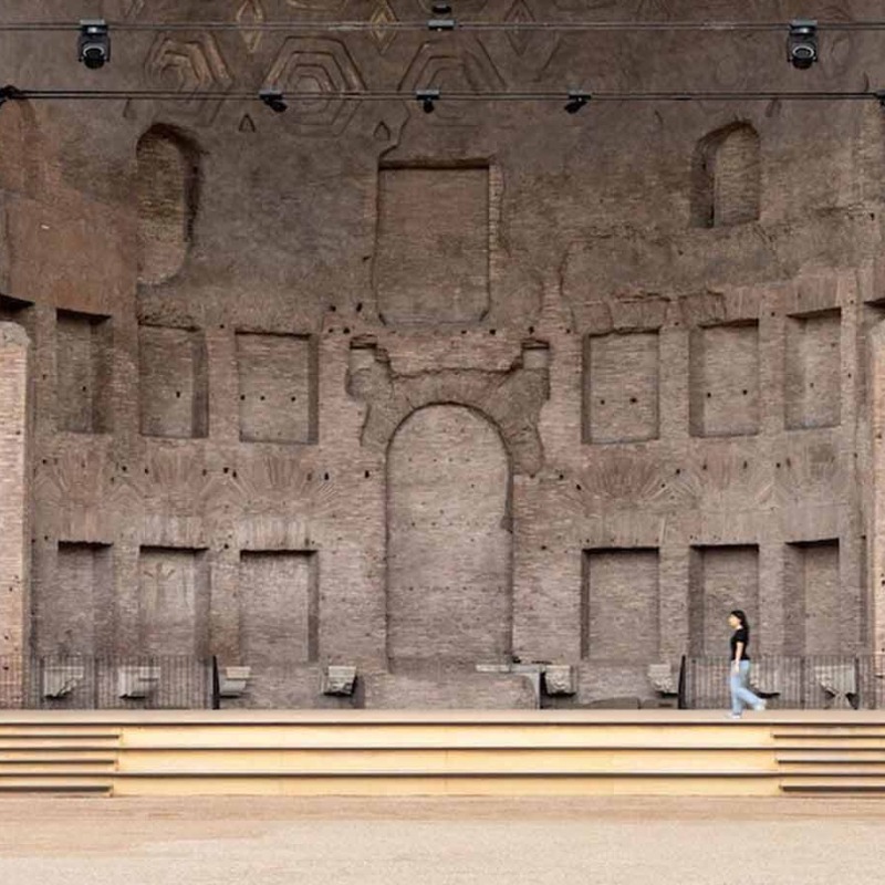 Nuevo escenario y nuevo recorrido expositivo de la Basílica de Majencio por Alvisi Kirimoto + Asociados. Fotografía por Giuseppe Miotto / Marco Cappelletti Studio