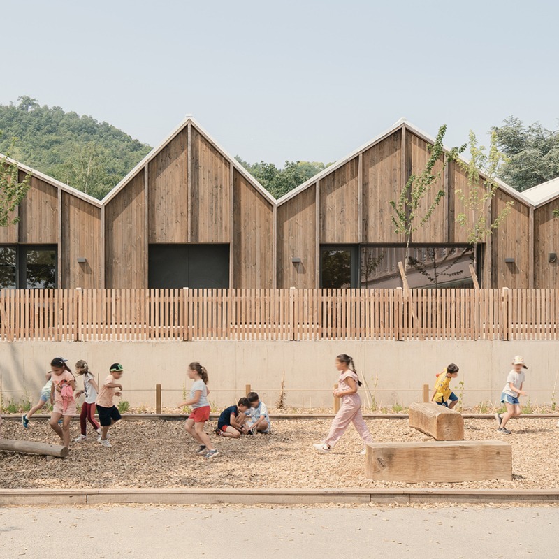 Centro de ocio Grupo escolar Jules Ferry por DEMAIN. Fotografía por Vladimir de Mollerat du Jeu