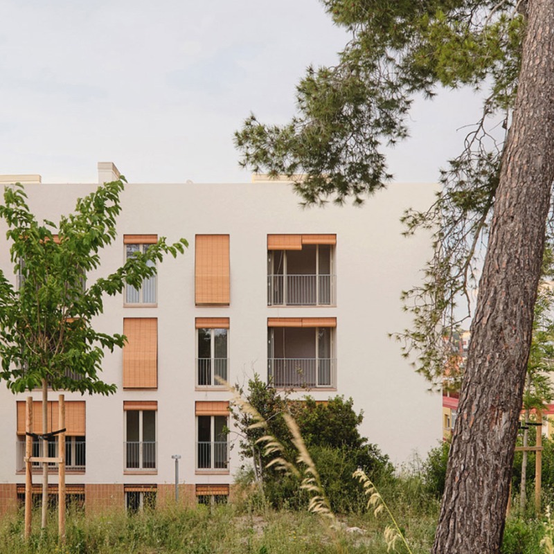 Sostenibilidad y calidad espacial. 72 Viviendas Sociales en Castelldefels by Carles Enrich Studio. Fotografía por Adrià Goula