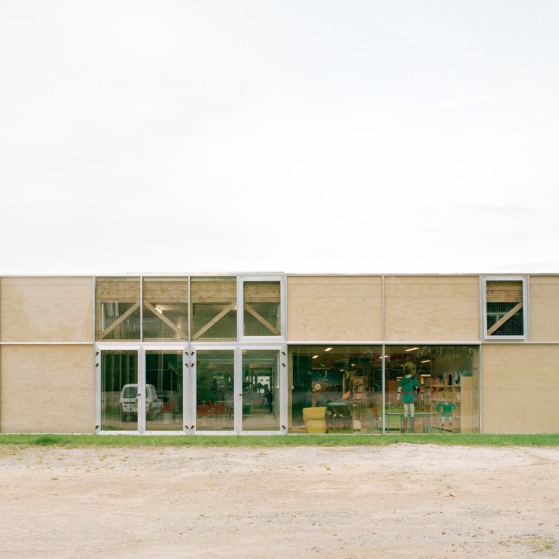 Centro multiservicio Le Foirail de Betillon & Freyermuth Architects + crypto Architectes. Fotografía de Maxime Delvaux