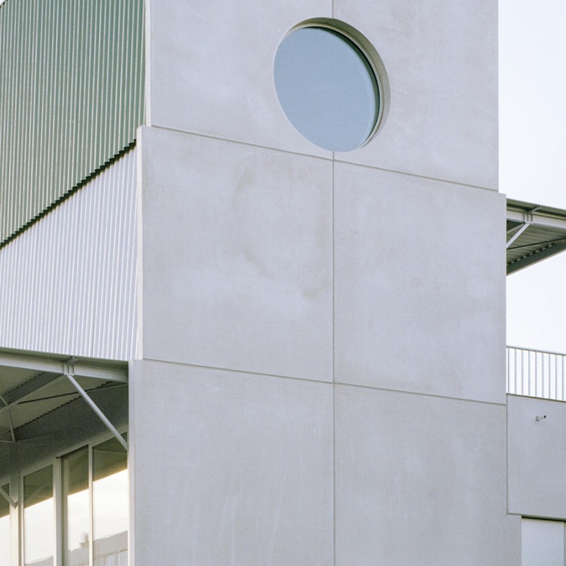 Magasin 4 - Sala de conciertos por CENTRAL OFAAU. Fotografía por Maxime Delvaux
