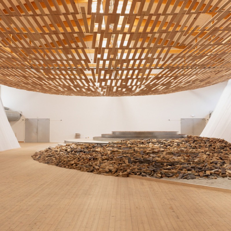 Earth | Tree por Kengo Kuma/KKAA. Vista de la instalación en Copenhagen Contemporary 2026. Fotografía cortesía de Dinesen