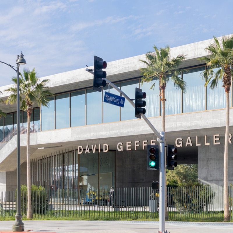 Vista exterior hacia el noroeste desde Wilshire Boulevard, Galerías David Geffen en LACMA. Fotografía por Iwan Baan, cortesía de Museum Associates/LACMA