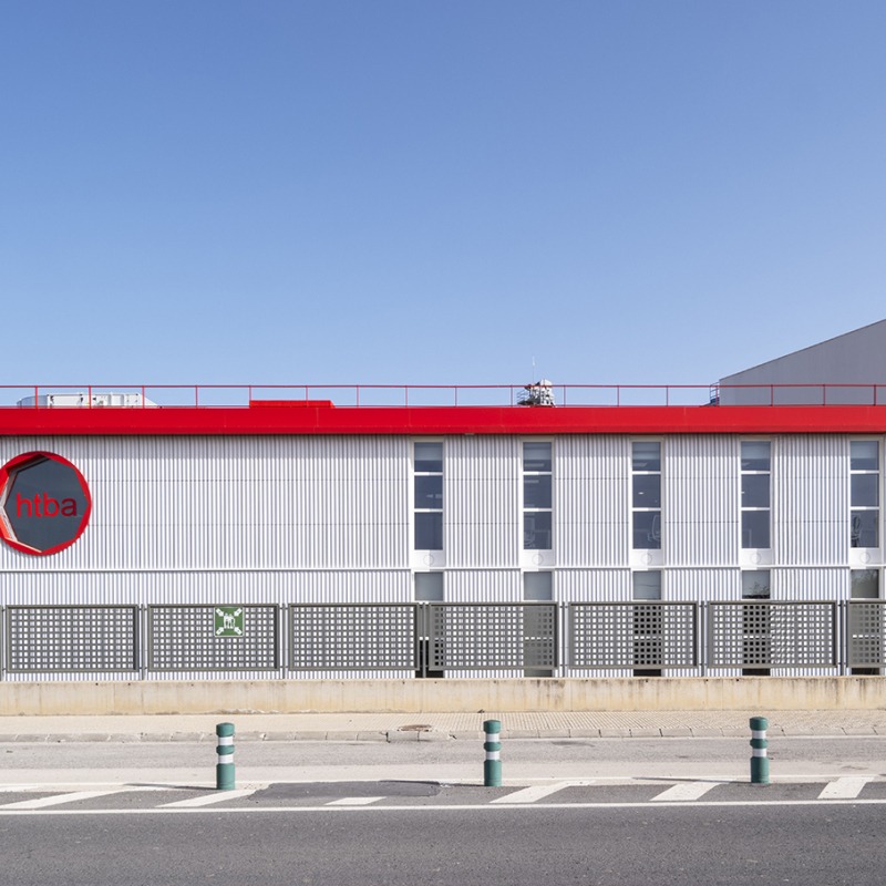 Well-being and operability. HTBA office and services complex by Martín Lejarraga