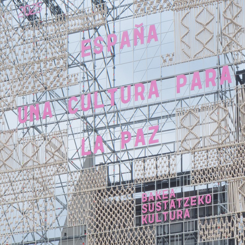 El Pabellón de España en la Filbo por Lluís Alexandre Casanovas Blanco, Paula Chalkho Rozenblum, Enrique Espinosa Pérez y Santiago Pradilla Hosie. Fotografía por Javier Agustín Rojas