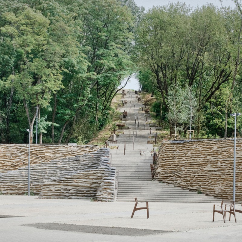 Parque del Montículo del Levantamiento de Varsovia por Archigrest + TopoScape. Fotografía por Michał Szlaga
