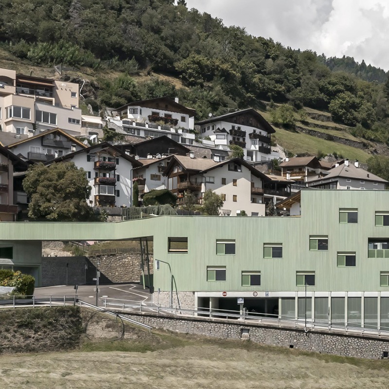 Edificio multifuncional en Barbiano, por Roland Baldi Architects. Fotografía por Oskar Da Riz 