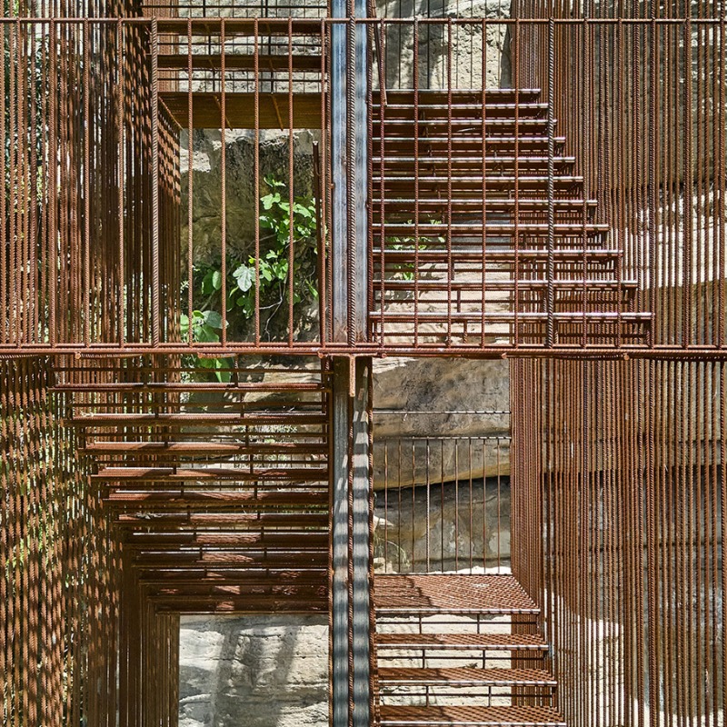 Escalera paisajística en la Vall del Paradís por Comas-Pont arquitectes. Fotografía por Adrià Goula