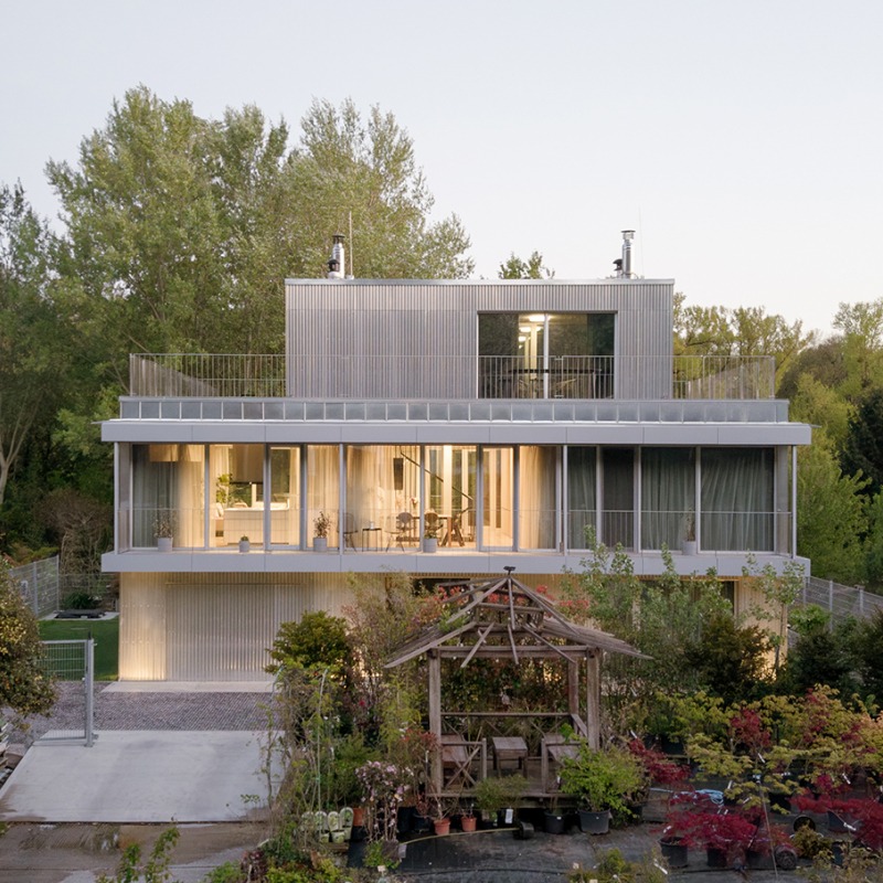 Vivienda unifamiliar junto a un ramal del Danubio por Čechvala architects. Fotografía por Alex Shoots Buildings
