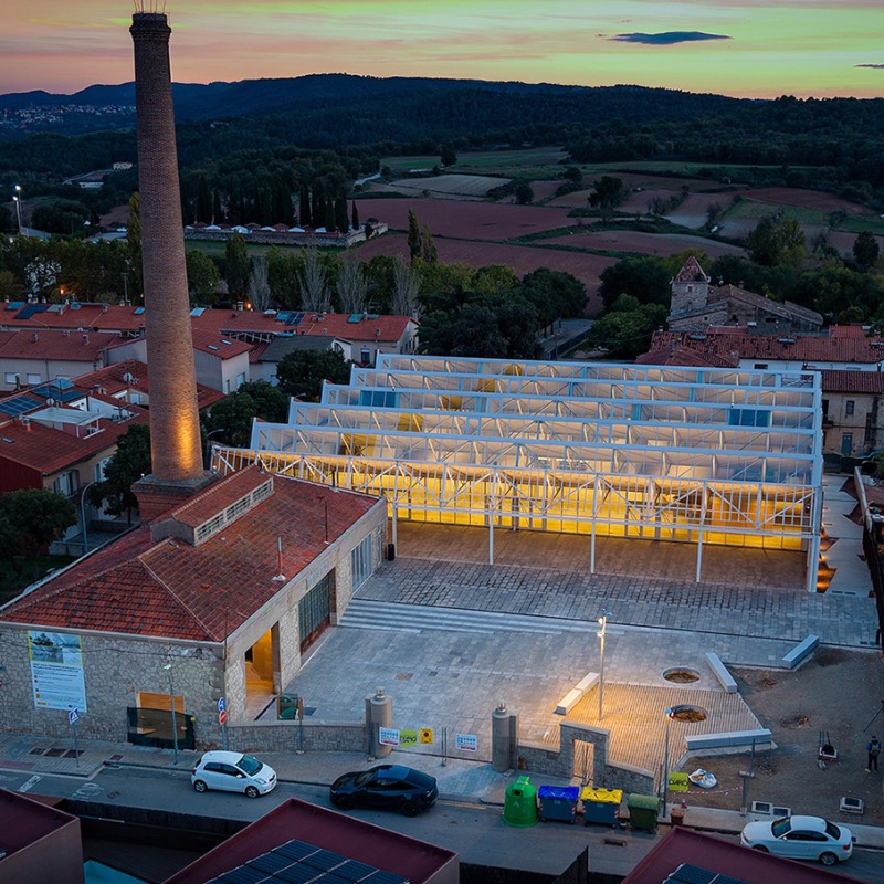 Equipamiento multifuncional de Can Comadran por Mestres Wåge Arquitectes. Fotografía por José Hevia