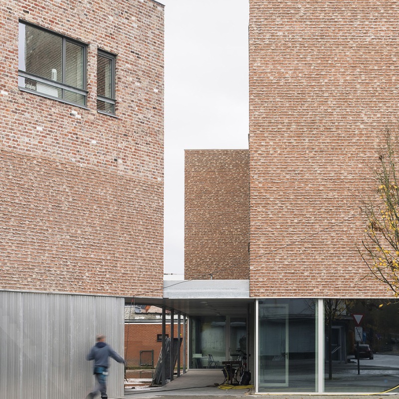 «YIMBY» por MAKER architecten. Fotografía por Stijn Bollaert