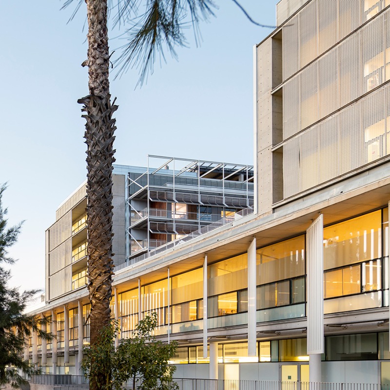 Rehabilitación y ampliación del Hospital del Mar por Brullet-De Luna Arquitectes y PINEARQ. Fotografía de Simón García