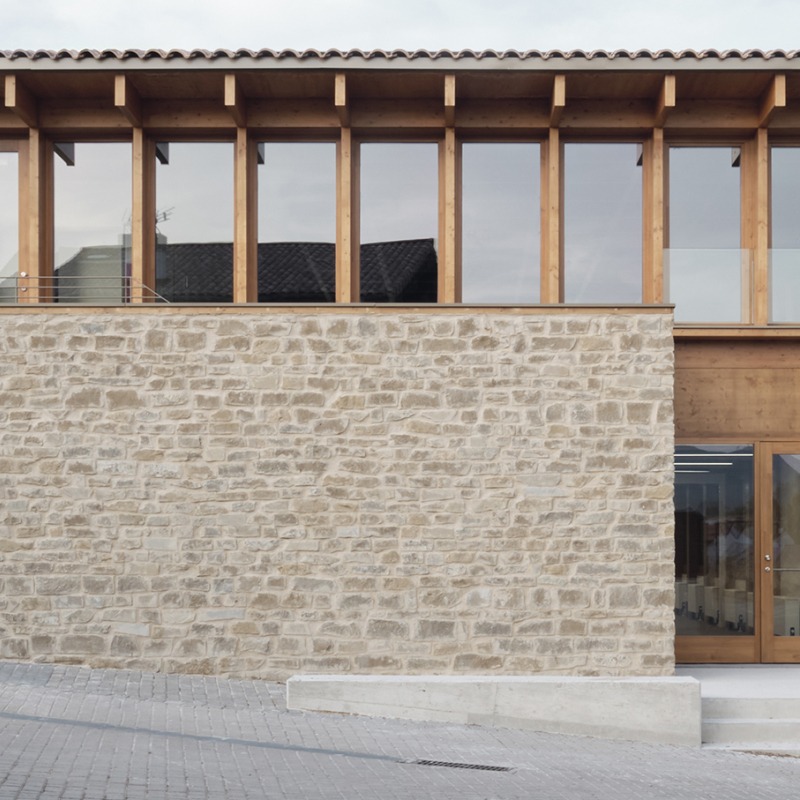 Edificio polivalente por Araiz Floristán Arquitectos. Fotografía por Ondarraitz