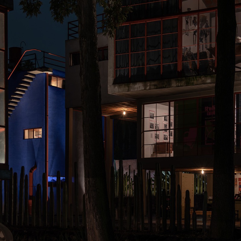 Una visión nocturna del Museo Casa Estudio Diego Rivera y Frida Kahlo. Fotografía por Jacobo Monsalve