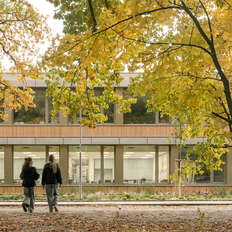 Escuela Primaria LOŠBATES por Pelletier de Fontenay + SOA architects. Fotografía por Alex Shoots Buildings