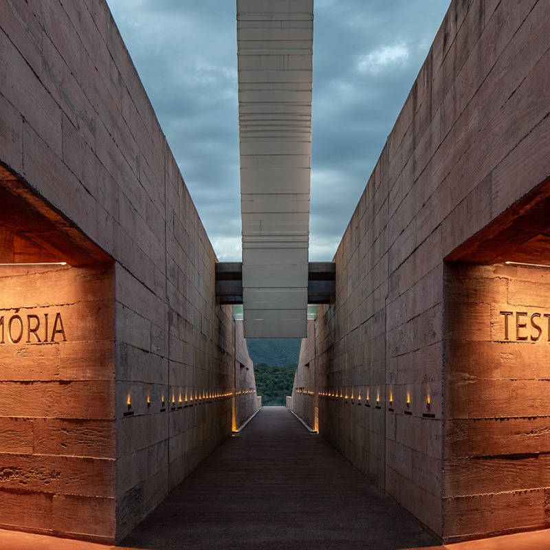 Memorial de Brumadinho por Gustavo Penna Arquitetos Associados. Fotografía por Pedro Mascaro