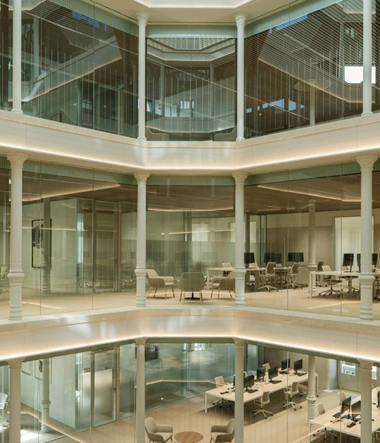 Oficinas para Banco Santander por Cruz y Ortiz Arquitectos. Fotografía por Fernando Alda