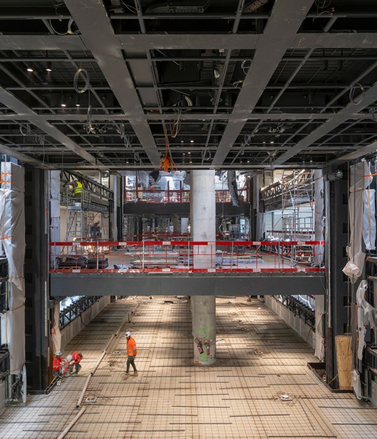 Vista interior del edificio de las futuras instalaciones de la Fondation Cartier pour l’art contemporain, place du Palais-Royal, París. Vista del nivel -1 desde la planta baja. Julio de 2024. Fotografía de Martin Argyroglo