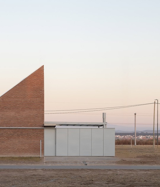 Domestic housing in the suburbs. House MF by Balsa Crosetto Piazzi