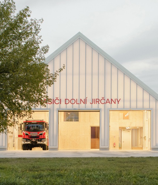 Estación de Bomberos Jirčany por SOA architekti. Fotografía por Alex Shoots Buildings