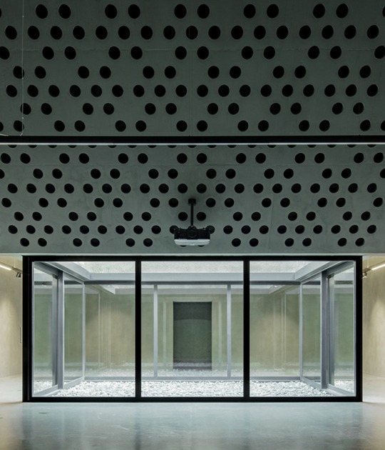 Beton Eisack Headquarters Renovation by Pedevilla Architects. Photograph by Gustav Willeit 