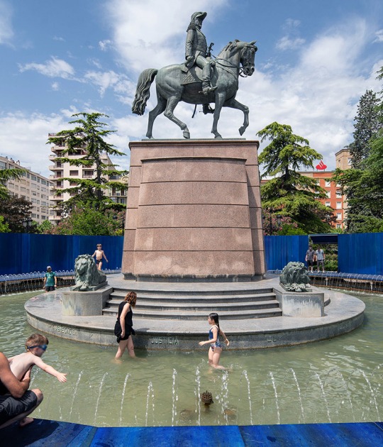 Monumental Splash by SalazarSequeroMedina. Photography by Josema Cutillas