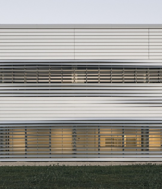 Unidad de Producción de Implantes Neuroquirúrgicos Sophysa por MÉTRA+ASSOCIÉS. Fotografía por Epaillard + Machado
