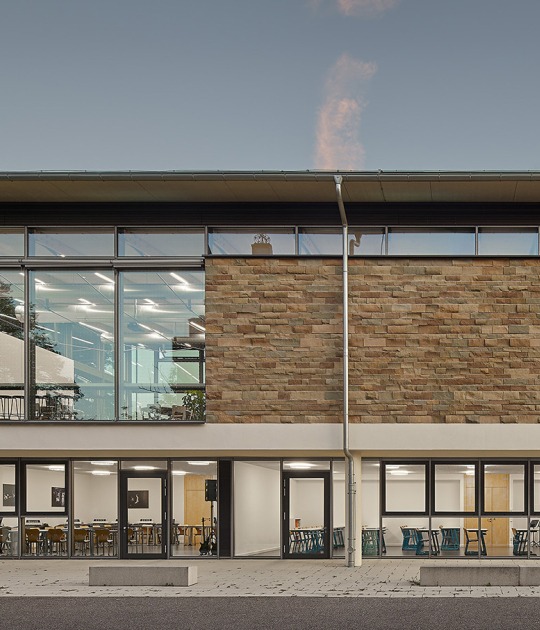 Nuevo edificio de cafetería en Neuenstein por Steinbach Schimmel Architekten. Fotografía por Zooey Braun