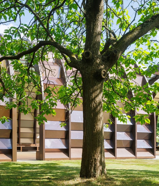 Exterior view. Serpentine Pavilion 2025. A Capsule in Time, by Marina Tabassum, Marina Tabassum Architects (MTA). Photograph by Iwan Baan. Courtesy of Serpentine